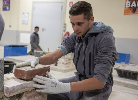 les missions d'Apprentis d'Auteuil : jeunes gens en formation menuiserie
